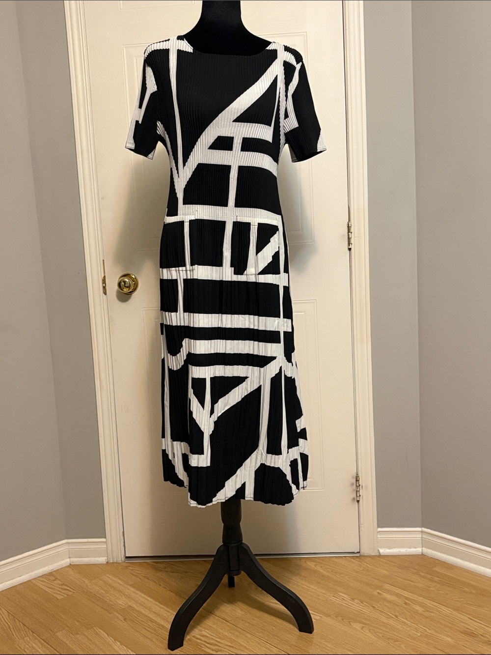 Tan Electric Pleated Midi Dress with Graphic Print | Fits Approx. Size 12–16